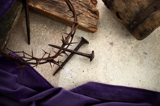 Os 40 dias de morte para que a verdadeira Vida possa surgir crucificação de jesus cristo cruz com três pregos e coroa de espinhos no chão foto premium (1)