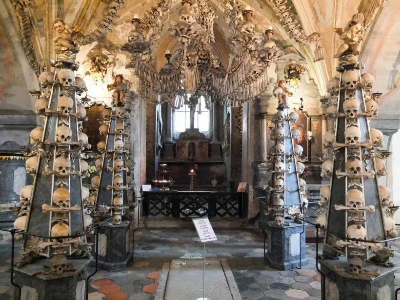 Igreja com Ossos